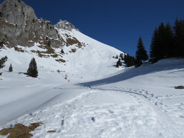 vor uns taucht die Weggabelung bei der Oberstockenalp auf