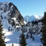 Nein, es ist nicht Alaska. Blick auf den Hinterstockensee und auf die Mittelstation der Seilbahn auf Chrindi