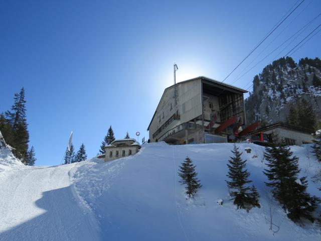 wir verlassen den Hinterstockensee und laufen hinauf zur Mittelstation der Seilbahn auf Chrindi