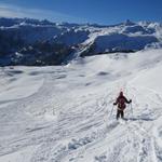 ein kurzes Stück geht es der Skipiste entlang abwärts Richtung Panüöl