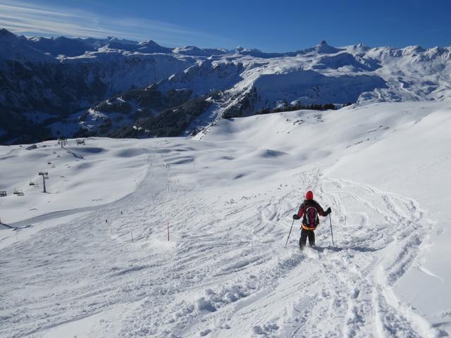 ein kurzes Stück geht es der Skipiste entlang abwärts Richtung Panüöl