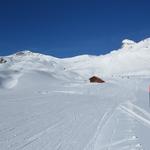 leicht aufwärts überqueren wir die Skipiste, und nehmen nicht die markierte Route nach Fursch