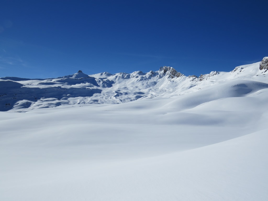 ...biegen wir links ab Richtung Burstbüel. Am Horizont gut ersichtlich der Spitzmeilen