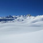 ...biegen wir links ab Richtung Burstbüel. Am Horizont gut ersichtlich der Spitzmeilen