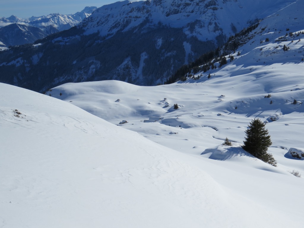 Blick hinunter zu den Alphütten von Fursch