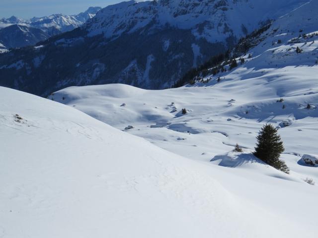 Blick hinunter zu den Alphütten von Fursch