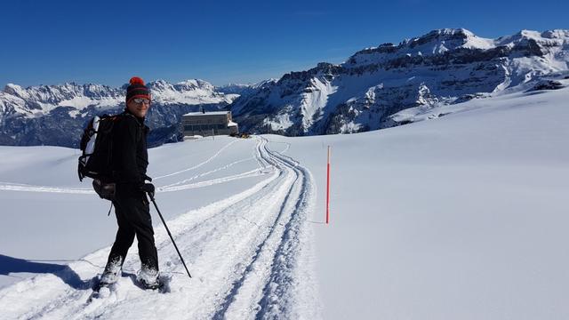 vor uns taucht die Spitzmeilenhütte auf