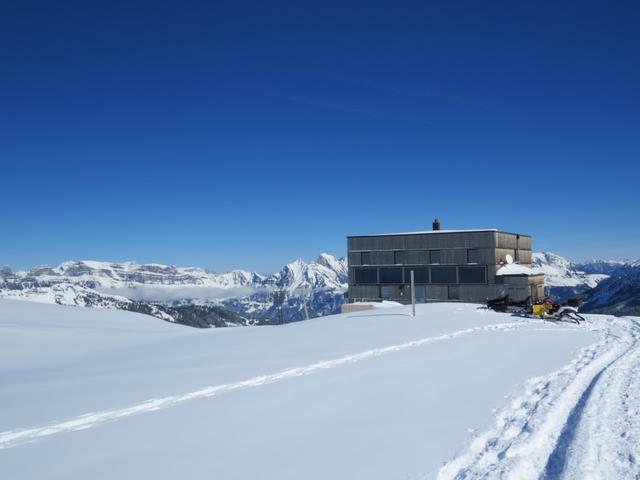 wir haben die schön gelegene Spitzmeilenhütte 2087 m.ü.M. erreicht