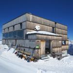 wir kehren in die Spitzmeilenhütte ein und geniessen einen Kaffee