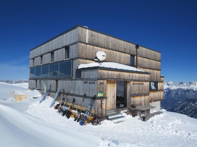 wir kehren in die Spitzmeilenhütte ein und geniessen einen Kaffee