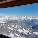 die riesige Glasfront in der Spitzmeilenhütte bietet eine traumhafte Aussicht