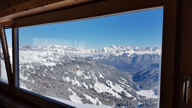 die riesige Glasfront in der Spitzmeilenhütte bietet eine traumhafte Aussicht