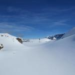 ...und laufen im Tiefschnee weiter zu den Alphütten von Alp Fursch