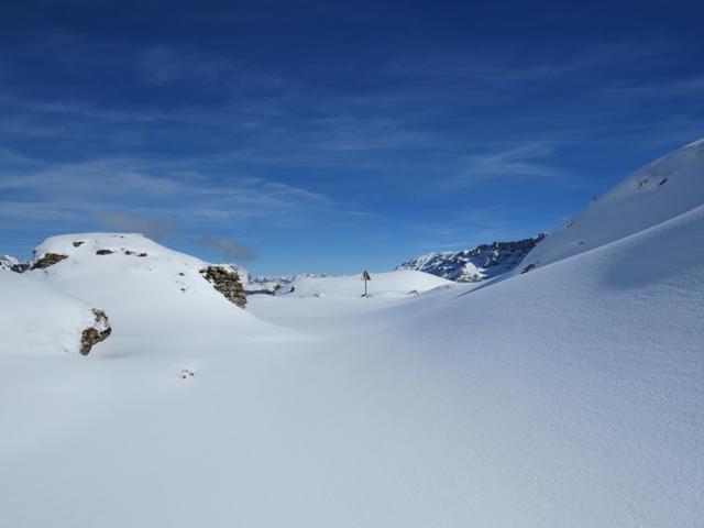 ...und laufen im Tiefschnee weiter zu den Alphütten von Alp Fursch