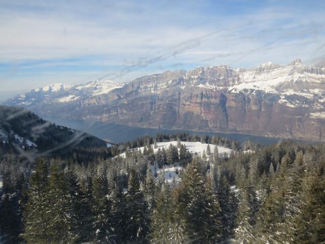 mit Blick auf den Walensee, fahren wir mit der kleinen Gondel hinunter zur Tannenbodenalp