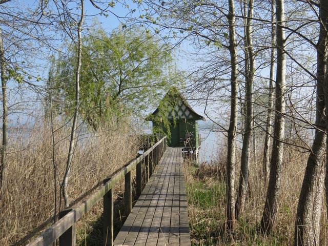 immer wieder laufen wir an solch kleinen Häuser -die direkt auf dem See gebaut sind- vorbei