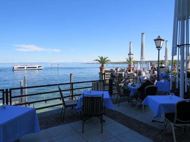 nach dem überqueren der Rheinbrücke, geniessen wir auf der schönen Terrasse des Hotel Steigenberger...