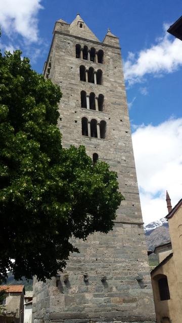 Blick zum 44 meter hohen romanischen Kirchturm 600 n. Chr. Er wurde auch als Wehr- und Wachturm benutzt
