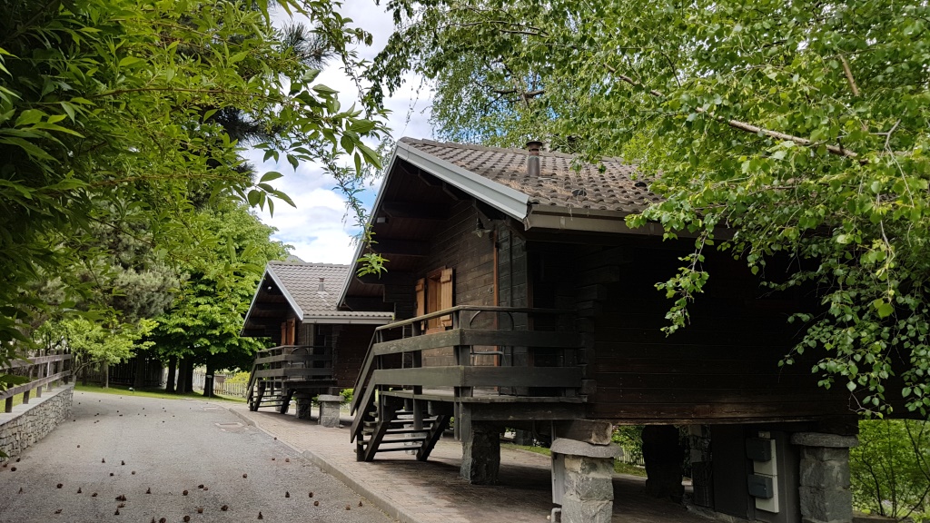 ein bisschen ausserhalb von Aosta beziehen wir unser Chalet im Hôtel Village. Hier haben wir 3x übernachtet