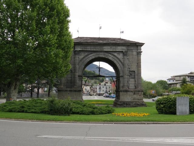 Bogen zu Ehren des Kaisers Augustus an der Strasse zur Porta Praetoria, dem Hauptzugang zur römischen Stadt Aosta
