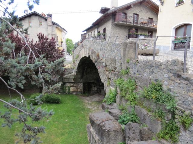 ...über diese schöne römische Steinbogenbrücke