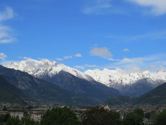 Blick über Aosta hinaus, in die italienischen und französischen Alpen, die jetzt noch tief verschneit sind