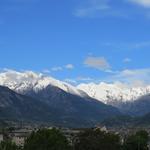 Blick über Aosta hinaus, in die italienischen und französischen Alpen, die jetzt noch tief verschneit sind