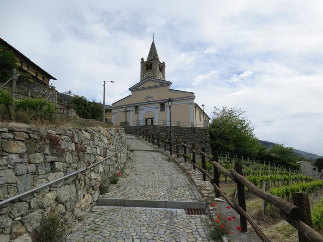 flache Stufen führen zur Kirche von Saint-Christophe hinauf