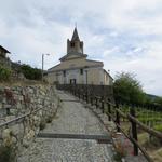 flache Stufen führen zur Kirche von Saint-Christophe hinauf