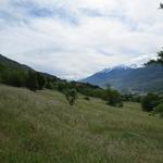 über sonnenverwöhnte Wiesenhänge lassen wir Aosta hinter uns