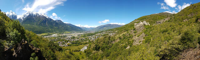 super schönes Breitbildfoto mit Mont Emilius, Aosta, die französischen Alpen und das Schloss