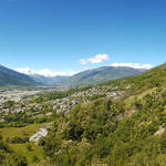 super schönes Breitbildfoto mit Mont Emilius, Aosta, die französischen Alpen und das Schloss