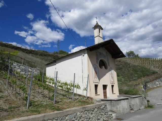 mitten in den Weinbergen erreichen wir die kleine Tercy-Kapelle