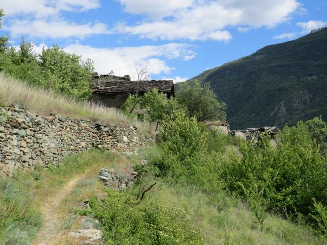 der Weg bringt uns zu einem längst verlassenen und mittlerweile im Verfall begriffene Dorf