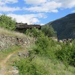 der Weg bringt uns zu einem längst verlassenen und mittlerweile im Verfall begriffene Dorf