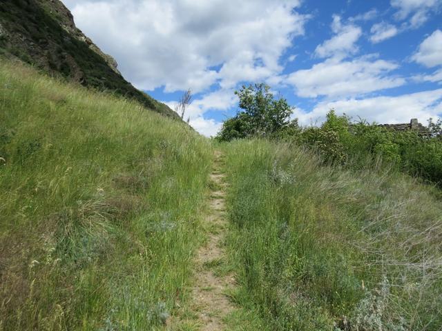 nach dem Dorf führt uns der Weg nun steil aufwärts