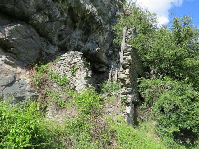 die steilen Felsen als Schutz, stand früher hier ein Haus