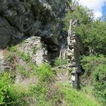 die steilen Felsen als Schutz, stand früher hier ein Haus