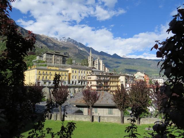 Blick auf die Altstadt von Châtillon mit der grossen Kirche San Pietro e Paolo