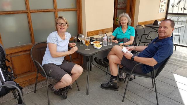 zusammen mit unseren Pilgerfreunden aus Wien, geniessen wir den ersten Aperitivo