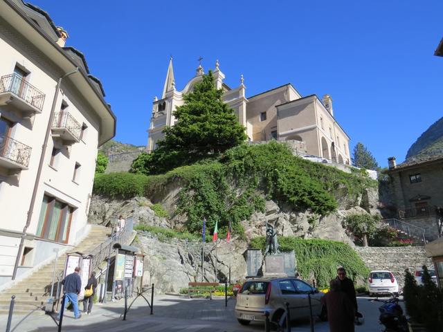 über breite Stufen geht es danach hinauf zur grossen Kirche San Pietro e Paolo