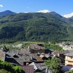 schönes Breitbildfoto aufgenommen bei der Kirche mit Blick auf Châtillon und auf das Aostatal