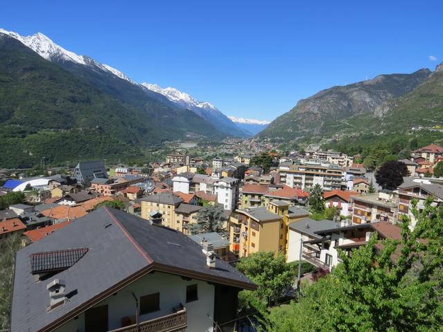 Blick auf die Häuser von Saint-Vincent das auch den liebevollen Zusatzname "Riviera des Aostatales" besitzt