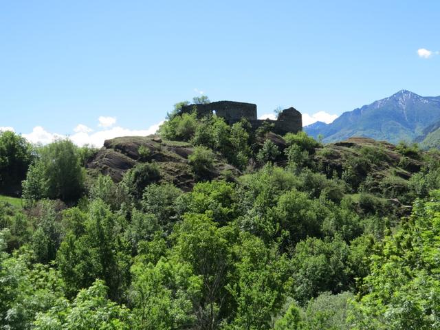 Blick auf die Ruine von Chenal