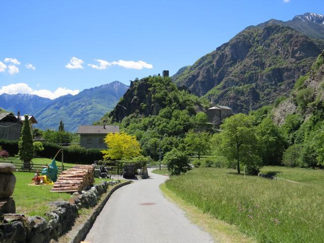 in Ruelle können wir einen schönen Blick auf Castello di Saint-German mit seiner am Fusse des Burg liegenden Pfarrkirche werfe