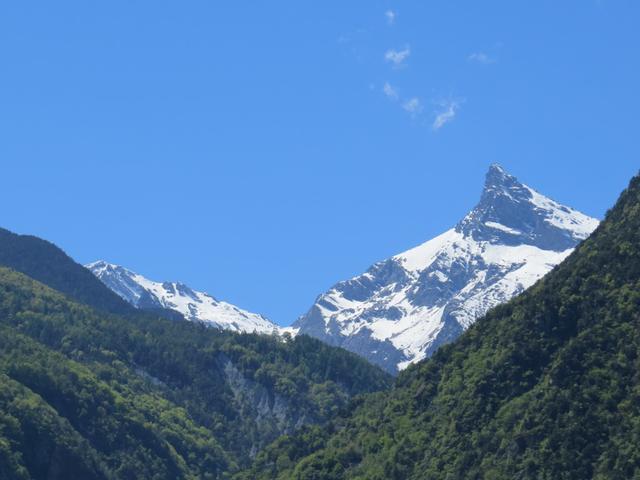 steil in den Himmel ragt die Spitze des Mont Avic -im gleichnamigen Nationalpark- in die Höhe