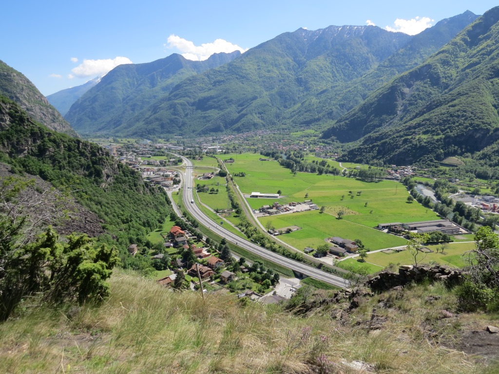 Blick ins Aostatal. Ganz rechts der Fluss Dora Bàltea. Er begleitet uns seit Aosta