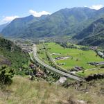 Blick ins Aostatal. Ganz rechts der Fluss Dora Bàltea. Er begleitet uns seit Aosta