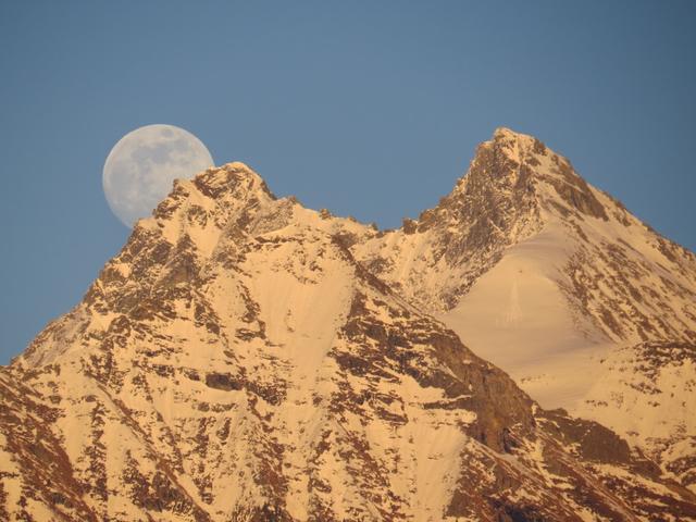 hinter der Becca Vlou und Becca Torché steigt der Mond auf