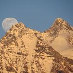 hinter der Becca Vlou und Becca Torché steigt der Mond auf